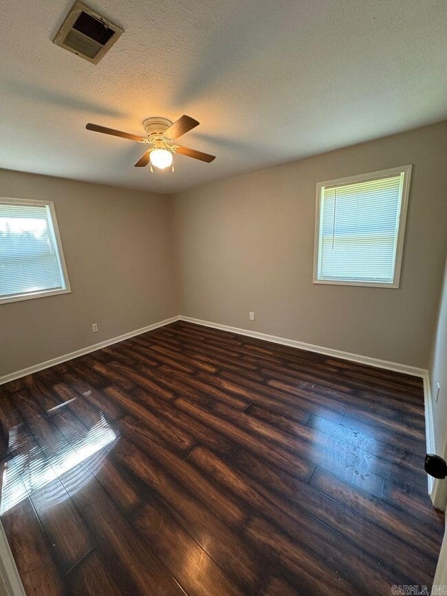 Building Photo - 2857 Lakeland Dr