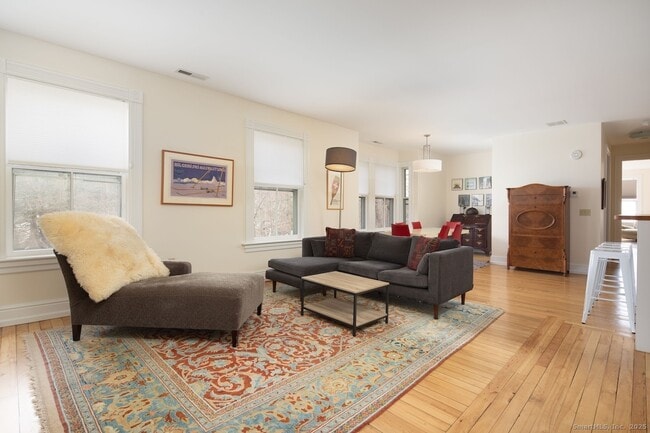 Building Photo - 31 Sharon Rd