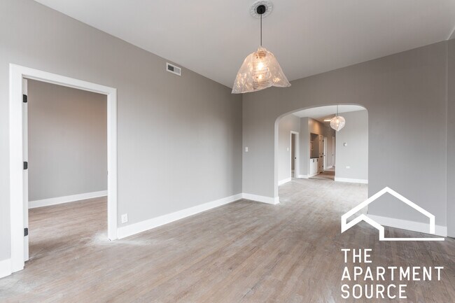 Building Photo - 3237 W Armitage Ave