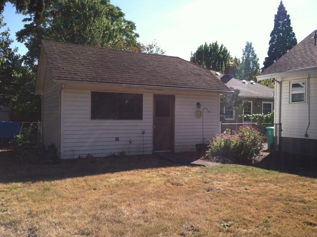 side of garage - 3218 SE 59th Avenue