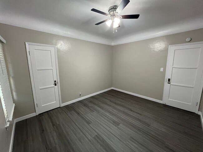 Building Photo - SPACIOUS 1 BEDROOM 1 BATH UPSTAIRS LOCATED NORTH OF DOWNTOWN LONG BEACH