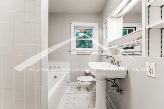 Building Photo - 2324 Stuart St