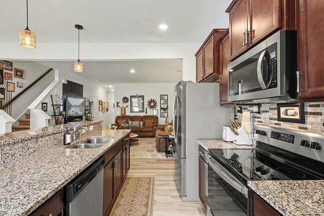 Building Photo - 3 Bedroom 2.5 Bathroom Townhome w/ 1 car garage in a prime location of Flowers Plantation
