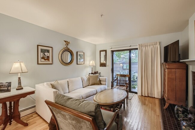 Building Photo - Ideal Downtown 1 BDR Close to Shops & Trails