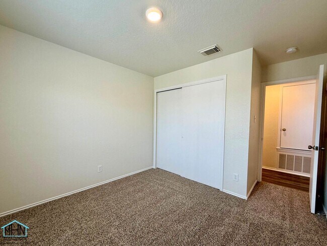 Building Photo - Beautifully Updated 2-Story 3-Bedroom, 2.5-Bathroom Gem Nestled in the Heart of San Antonio!