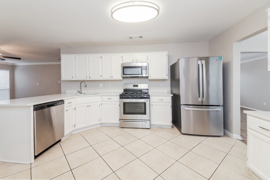 Building Photo - 327 Stately Oak Ln