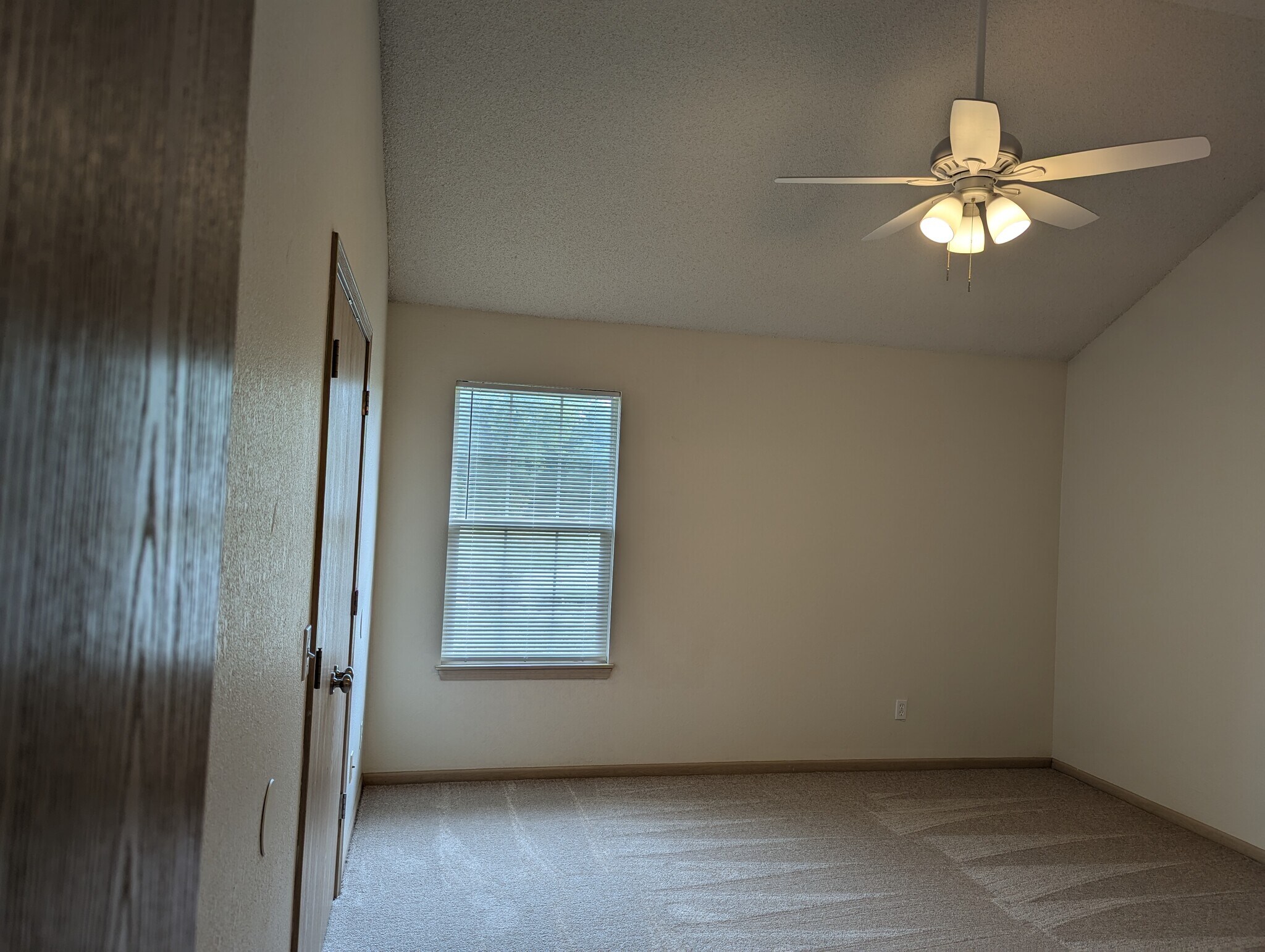 Master bedroom - 205 W Nicholas Dr