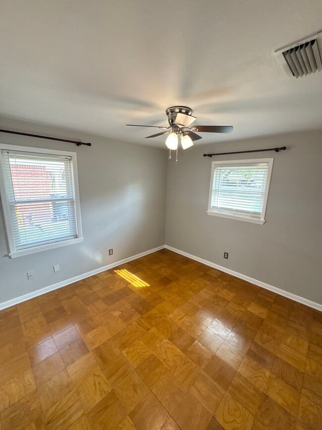 Building Photo - Broadmoor!