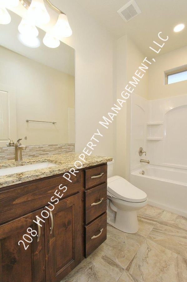 Building Photo - Immaculate Single-Level Home