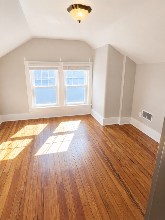 Building Photo - 1738 Fernwood Ave