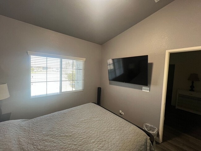 Building Photo - Spacious 4-Bedroom Home in Desirable Apple Valley Neighborhood