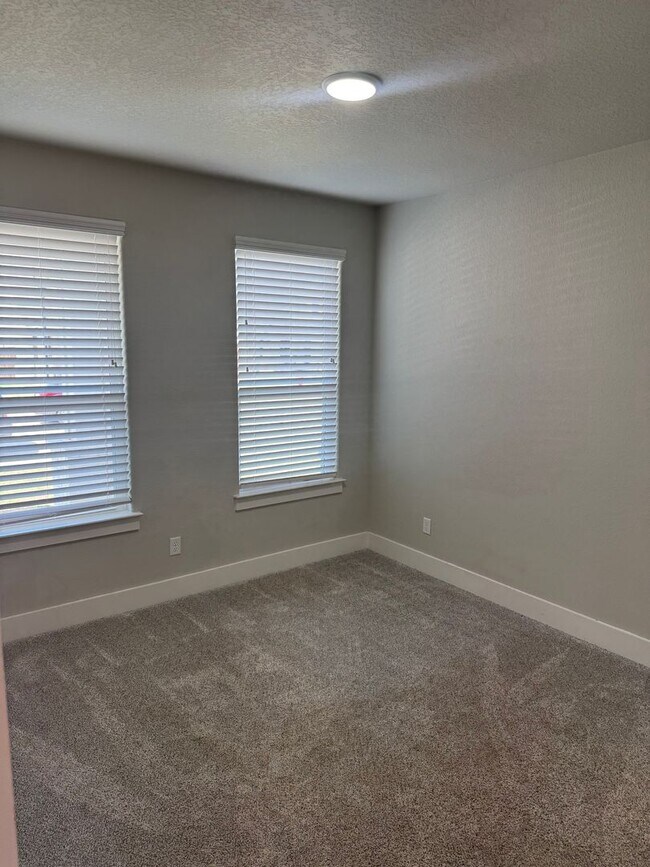 Building Photo - 3/2/2 Cozy Kitchen - Huge Closets - Tub in...