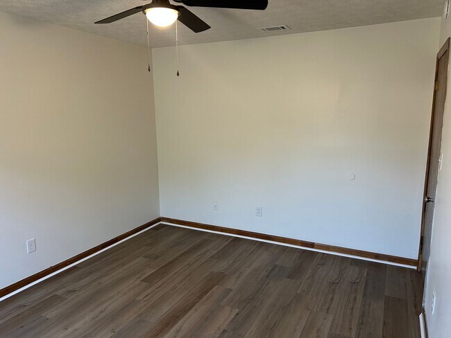 Building Photo - 120/122 Deer Creek Dr