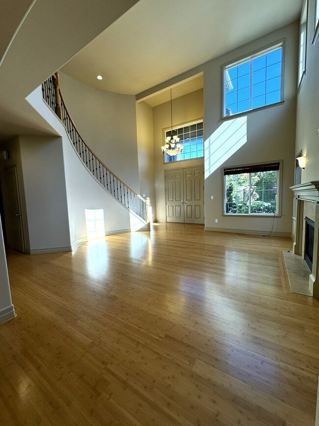 Building Photo - 4Bd/2.5Ba Bellevue Home