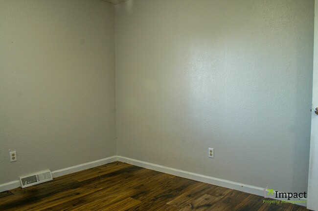 Building Photo - 8586 E Lakeview Dr
