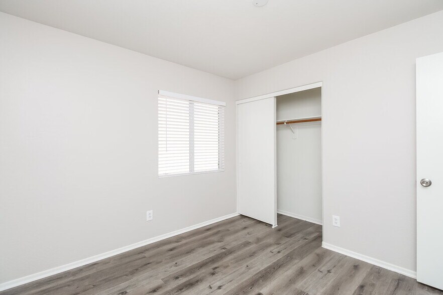 Building Photo - 11834 W Sunnyside Dr