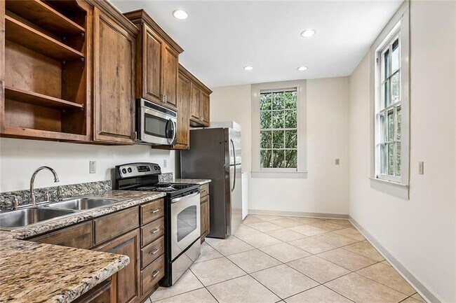 Building Photo - 629 Royal St