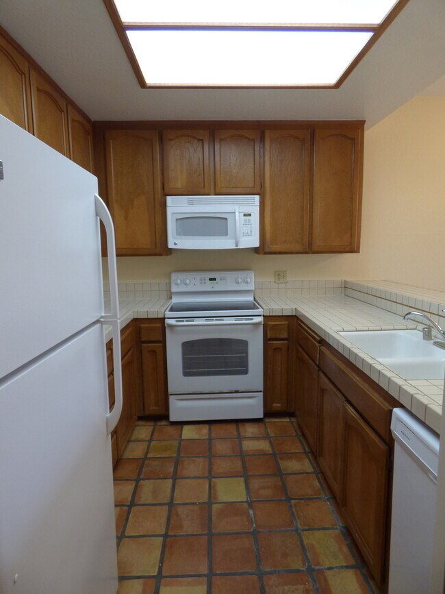 Building Photo - Spacious 2 Bedroom 2 Bath Condo in Bankers...