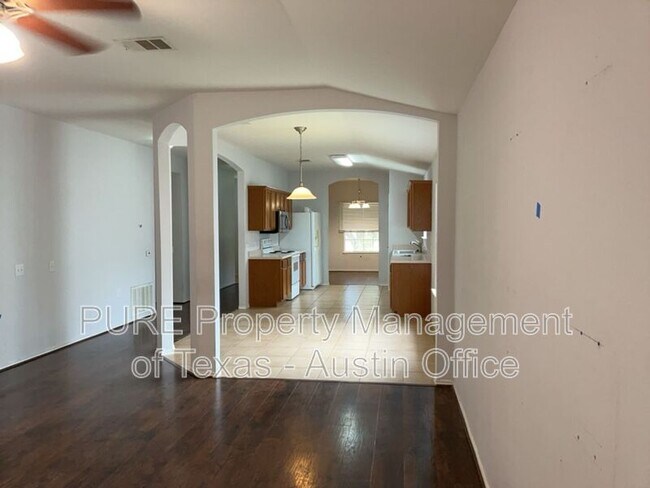 Building Photo - 9005 Sun Shower Bend