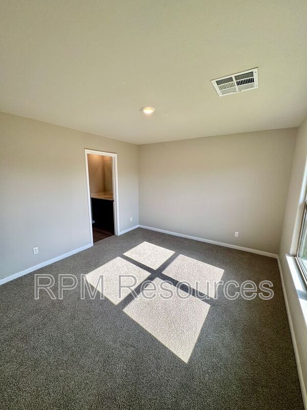 Building Photo - 1609 Burgundy Dr