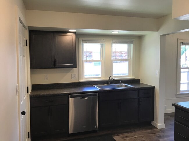 Building Photo - 808 Belden St