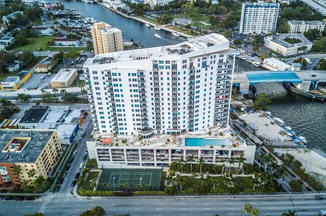 Building Photo - 10 SW South River Dr