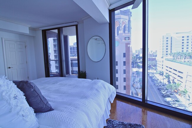 Building Photo - Luxury Living with Breathtaking City Views – Stunning Furnished 3BR/3BA in Bayfront Tower