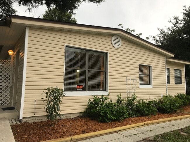 Building Photo - Cute 2 Bedroom 1 Bath with huge Screen Porch * Call Sheila M at 386-804-6675