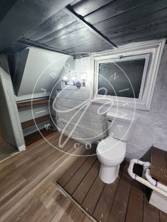 Building Photo - Spacious & Updated 3 Bed, 1.5 Bath Home – ...