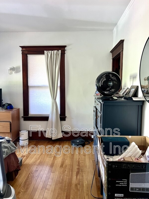 Building Photo - 369 S Winooski Ave