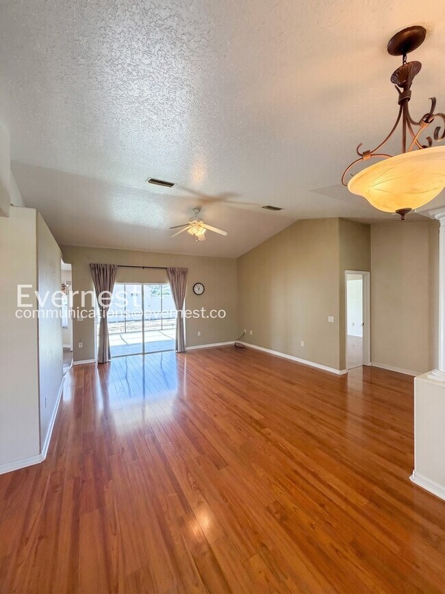 Building Photo - 3 Bed/2 Bath Home with Fenced Yard & Garage / Pet-Friendly / Available Soon!