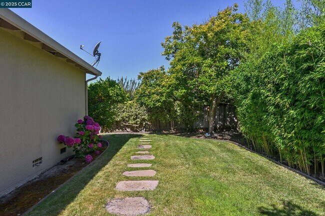 Building Photo - 94 St Beatrice Ct