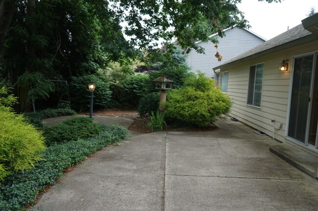 Building Photo - 9404 NE 26th Ct