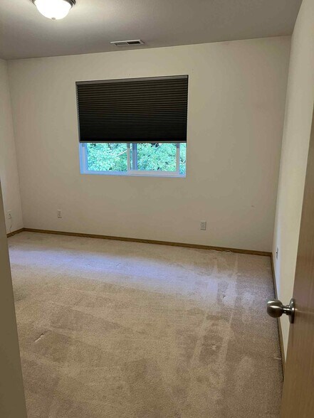 2nd bedroom upstairs - 6512 Newaukum Pl NE