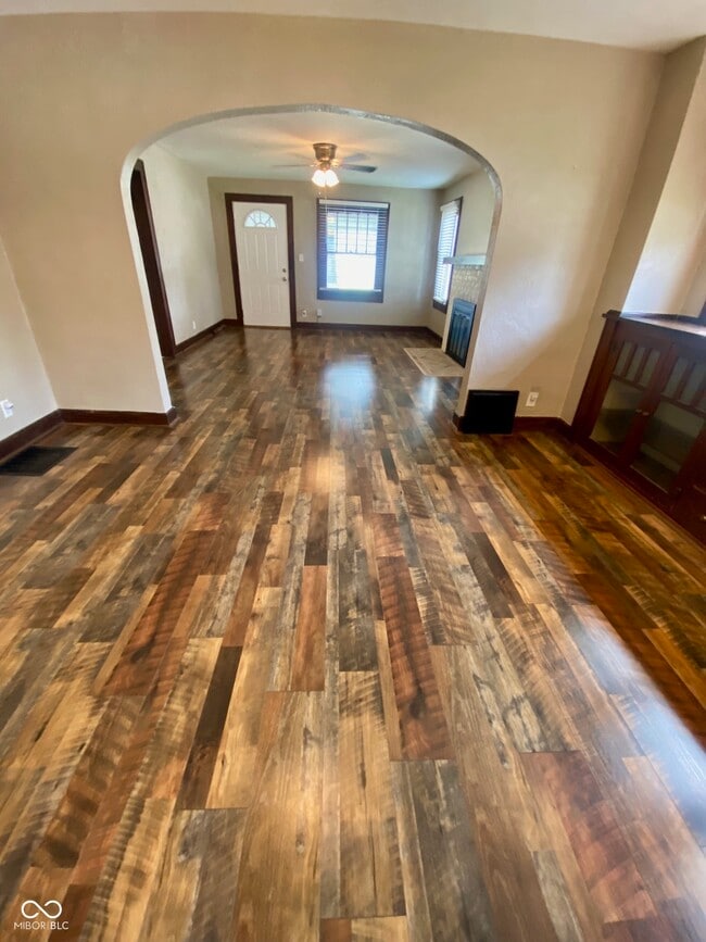 Building Photo - 302 E Troy Ave