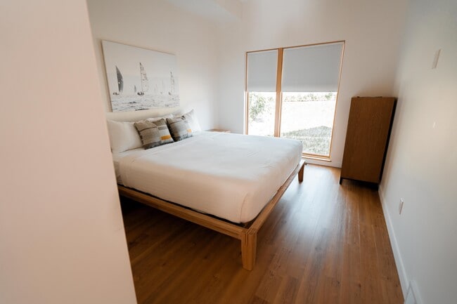 King Size Bed - 5831 Oslo St