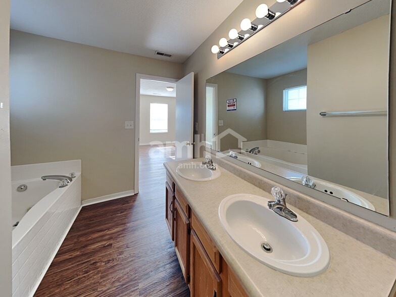 Building Photo - 7214 Dublin Ln