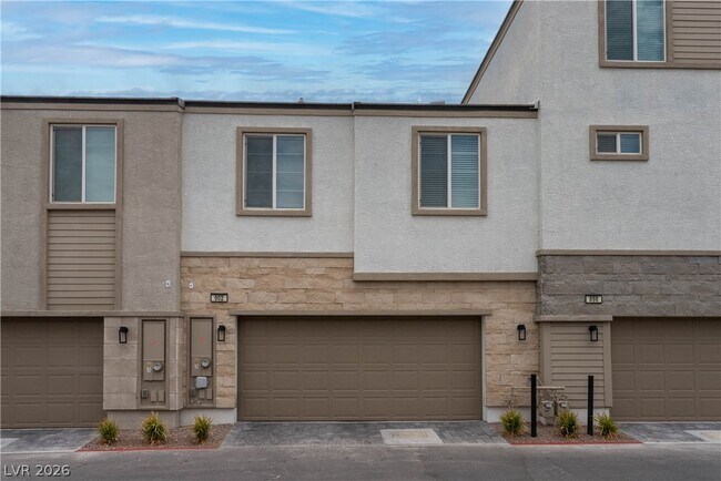 Building Photo - 902 Bronzite St