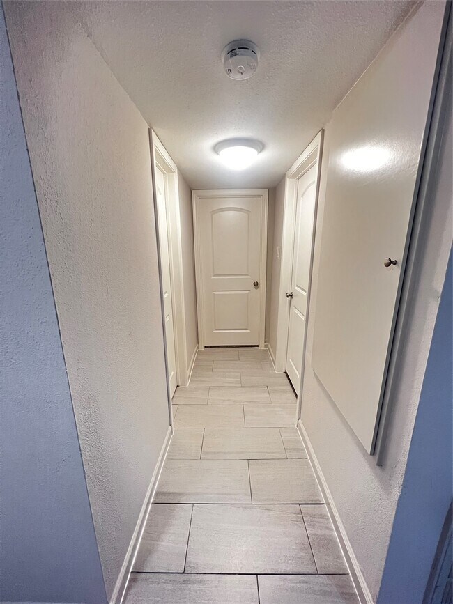 Building Photo - 3300 Pebblebrook Dr