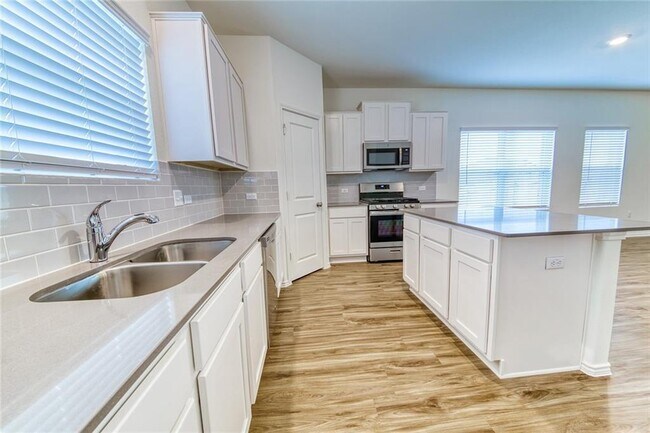 Building Photo - 15401 Summer Ray Dr