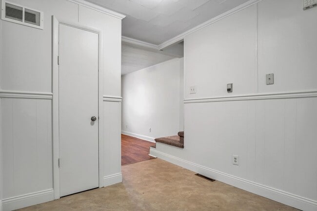 Building Photo - 2 bedroom 1 bathroom located in the heart of Carlisle