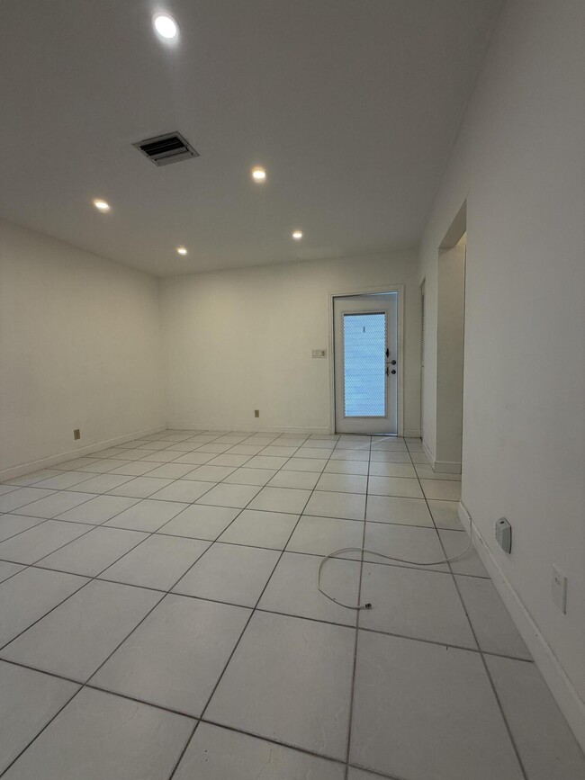 Building Photo - 1300 N 17th Ave
