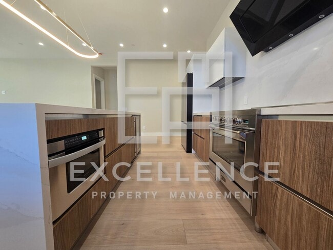 Building Photo - Brand New Build 5/5 Home & 2/2 Cottage - C...