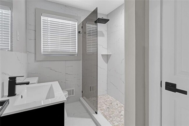 Building Photo - 1887 Shalimar Dr NE