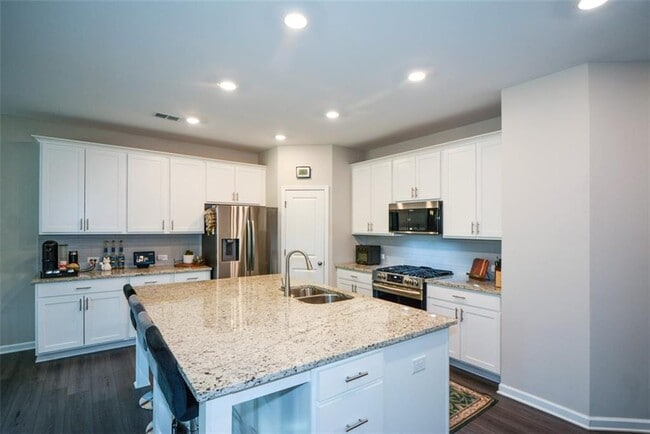 Building Photo - 3401 Park Pointe Cir