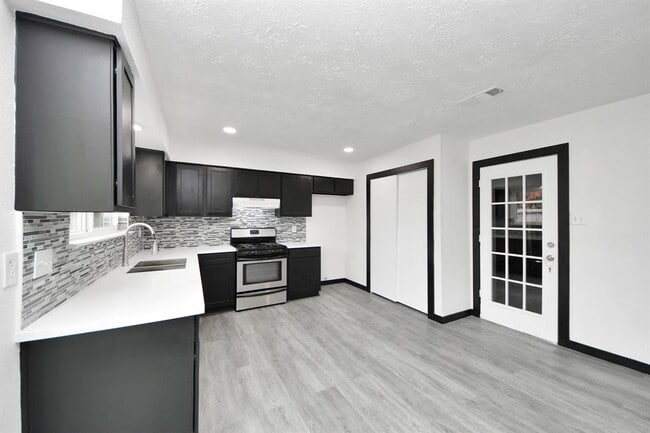 Building Photo - 4015 Lufborough Dr