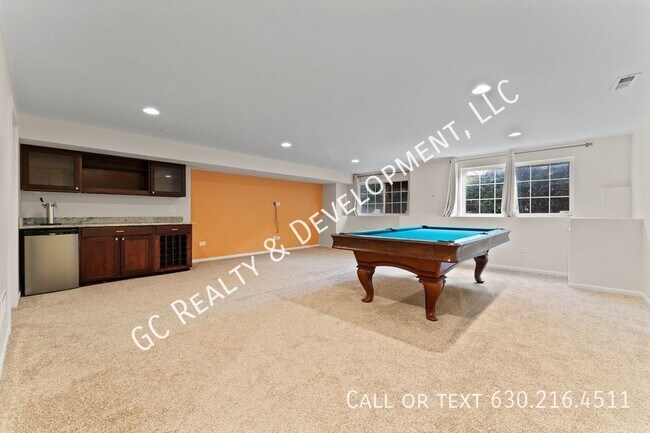 Building Photo - ***2300 SF END UNIT W/LOTS OF LIGHT / 2 BD...