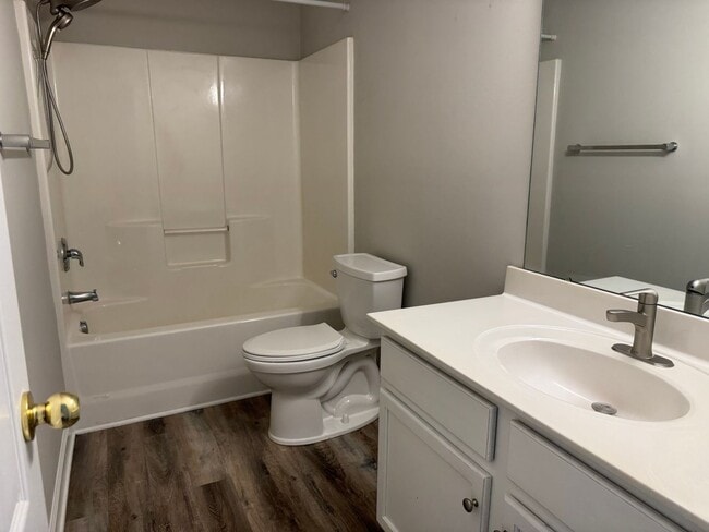 Building Photo - Two Bedroom Townhouse in Sherrills Ford wi...