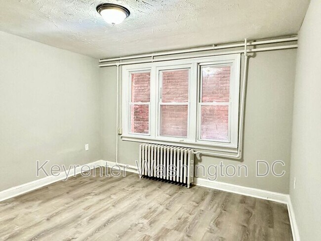Building Photo - 943 Bonifant St