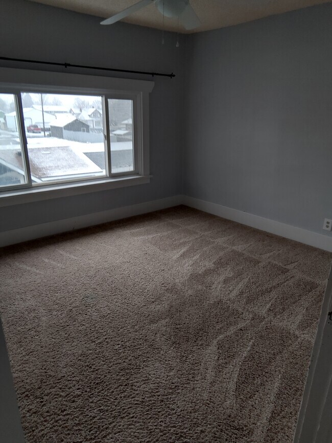 Building Photo - 1308 E Queen Ave